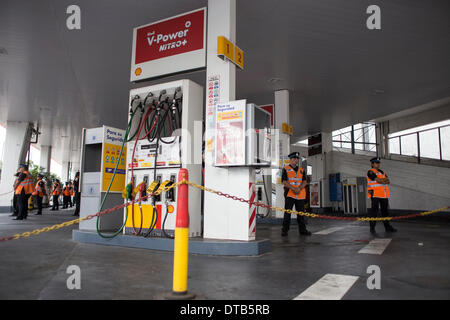 Buenos Aires, Argentine. Feb 13, 2014. Les membres de la police fédérale montent la garde à une compagnie pétrolière Shell station-service au cours d'une manifestation dans le cadre d'une campagne contre l'ajustement, la dévaluation et l'inflation, à Buenos Aires, Argentine, le 13 février 2014. © Martin Zabala/Xinhua/Alamy Live News Banque D'Images