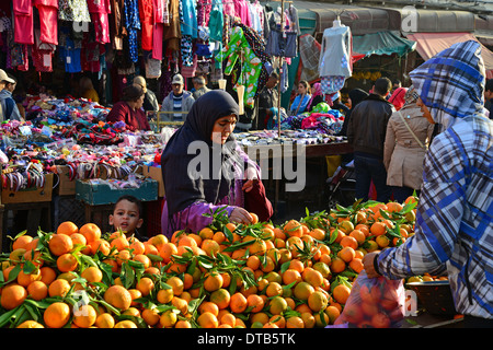 Les étals de fruits à l'ancienne Médina, District Casa-Anfa, Casablanca, Grand Casablanca, Royaume du Maroc Banque D'Images