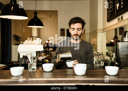 Berlin, Allemagne, une dégustation de café, qu'on appelle saigner Banque D'Images