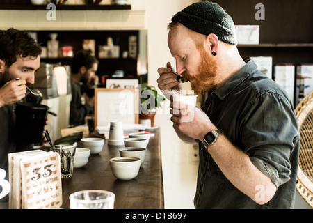 Berlin, Allemagne, une dégustation de café, qu'on appelle saigner Banque D'Images