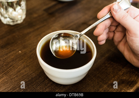 Berlin, Allemagne, une dégustation de café, qu'on appelle saigner Banque D'Images