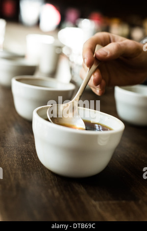 Berlin, Allemagne, une dégustation de café, qu'on appelle saigner Banque D'Images