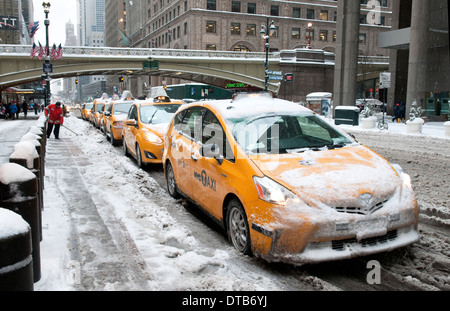 Des taxis attendent à l'extérieur de la gare Grand Central à New York City dans la neige Banque D'Images