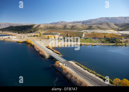 State Highway 8 et d'admission d'Lowburn, Lake Dunstan, près de Cromwell, Central Otago, île du Sud, Nouvelle-Zélande - vue aérienne Banque D'Images