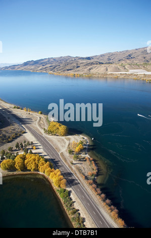 State Highway 8 et d'admission d'Lowburn, Lake Dunstan, près de Cromwell, Central Otago, île du Sud, Nouvelle-Zélande - vue aérienne Banque D'Images