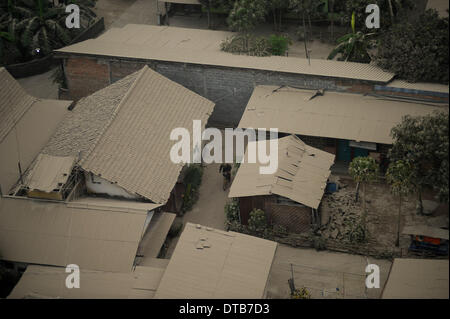 Yogyakarta, Indonésie. Feb 14, 2014. Les cendres provenant de l'éruption du volcan Kelud couvre les toits de maisons à Yogyakarta, Indonésie, le 14 février 2014. Le Mont Kelud à Java est commencé éruption sur Jeudi, forçant des milliers d'habitants vivant dans un rayon de 10 kilomètres du cratère pour évacuer. Source : Xinhua/Sanovri Veri/Alamy Live News Banque D'Images