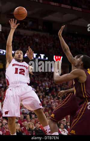 Madison, Wisconsin, USA. Feb 13, 2014. 13 février 2014 : Wisconsin Badgers guard Traevon Jackson # 12 est engagé à la hausse pour un tir en extension au cours de la jeu de basket-ball de NCAA entre les Minnesota Golden Gophers et le Wisconsin Badgers au Kohl Center à Madison, WI. Le Wisconsin a battu Minnesota 78-70. John Fisher/CSM/Alamy Live News Banque D'Images