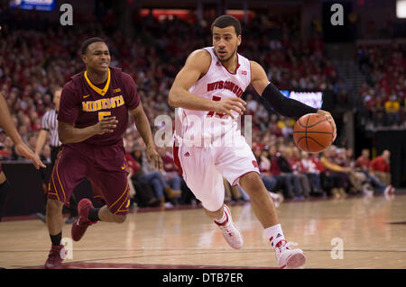 Madison, Wisconsin, USA. Feb 13, 2014. 13 février 2014 : Wisconsin Badgers guard Traevon Jackson # 12 disques durs au milieu de la voie pour une mise en place au cours de la jeu de basket-ball de NCAA entre les Minnesota Golden Gophers et le Wisconsin Badgers au Kohl Center à Madison, WI. Le Wisconsin a battu Minnesota 78-70. John Fisher/CSM/Alamy Live News Banque D'Images