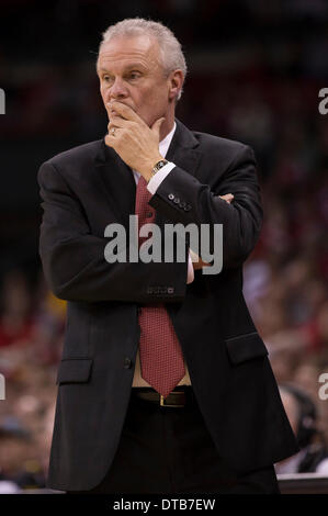 Madison, Wisconsin, USA. Feb 13, 2014. 13 février 2014 : l'entraîneur-chef du Wisconsin Bo Ryan regarde dans les dernières secondes du match de basket-ball de NCAA entre les Minnesota Golden Gophers et le Wisconsin Badgers au Kohl Center à Madison, WI. Le Wisconsin a battu Minnesota 78-70. John Fisher/CSM/Alamy Live News Banque D'Images