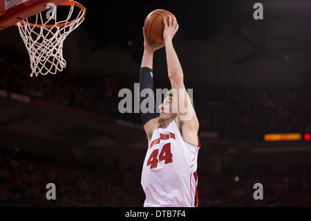 Madison, Wisconsin, USA. Feb 13, 2014. 13 février 2014 : Wisconsin Badgers avant Frank Kaminsky # 44 monte haut pour un slam dunk pendant le match de basket-ball de NCAA entre les Minnesota Golden Gophers et le Wisconsin Badgers au Kohl Center à Madison, WI. Le Wisconsin a battu Minnesota 78-70. John Fisher/CSM/Alamy Live News Banque D'Images