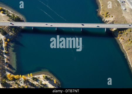 Deadmans Point Bridge et lac Dunstan, Cromwell, Central Otago, île du Sud, Nouvelle-Zélande - vue aérienne Banque D'Images