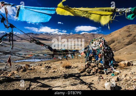 Drapeaux de prière Tibetains, Mt Nojin Kangtsang (7191m) et le lac Yamdrok congelé. Tsang, Tibet Banque D'Images