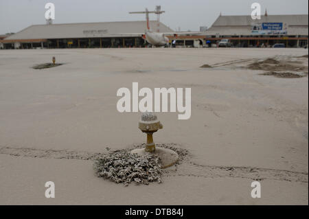 Yogyakarta, Indonésie. Feb 14, 2014. La piste de l'aéroport international Adi Sucipto est couvert de cendres à Yogyakarta, Indonésie, le 14 février 2014. Le Mont Kelud à Java est commencé éruption sur Jeudi, forçant des milliers d'habitants vivant dans un rayon de 10 kilomètres du cratère pour évacuer. Source : Xinhua/Sanovri Veri/Alamy Live News Banque D'Images