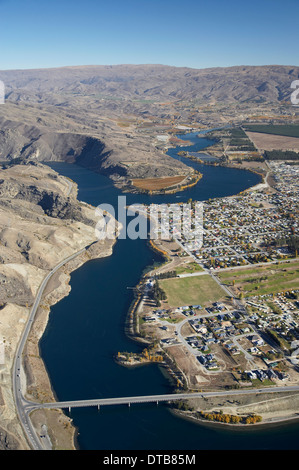 Deadmans Point Bridge et lac Dunstan, Cromwell, Central Otago, île du Sud, Nouvelle-Zélande - vue aérienne Banque D'Images