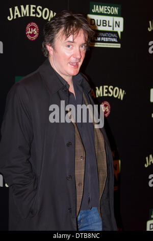 Dublin, Irlande. 13 février 2014. Dylan Moran acteur pose pour les caméras sur le tapis rouge à la première de 'Calvaire irlandais'. Directeur irlandais John Michael McDonagh, l'auteur et directeur, ainsi qu'acteurs Brendan Gleeson et Kelly Reilly a assisté à la première mondiale de l'irlandais "Calvaire", qui a ouvert la Jameson Dublin International Film Festival 2014 en Savoie Cinéma. Banque D'Images