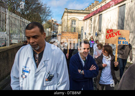 Paris, France. Démonstration publique, travailleurs français des hôpitaux, infirmières, médecins français, démonstration contre les conditions de travail à l'hôpital français, Hôpital Tenon, protestation des travailleurs de la santé Banque D'Images