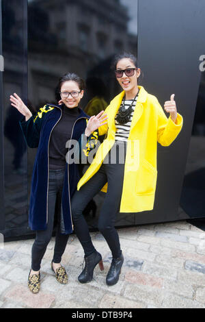 14 février 2014, Londres, Angleterre, Royaume-Uni. Les modèles et les fashionistas commencent à arriver pour le podium montre de London Fashion Week AW14 à Somerset House. Credit : CatwalkFashion/Alamy Live News Banque D'Images