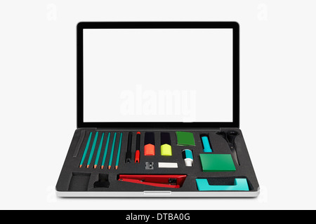 Ordinateur portable isolé sur blanc avec des outils de bureau en tant que clavier, chemin de détourage inclus Banque D'Images