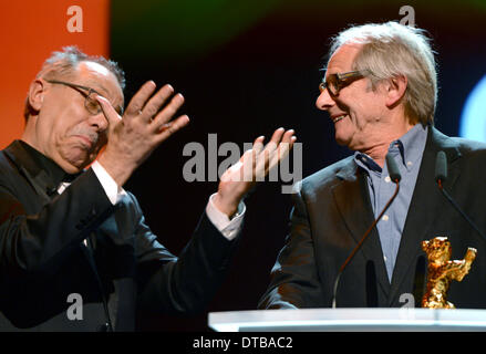 Berlin, Allemagne. Feb 13, 2014. Directeur britannique Ken Loach (R) reçoit l'Ours d'Or Honoraire du directeur du festival, Dieter Kosslick lors de la 64e Berlinale à Berlin, Allemagne, 13 février 2014. Le film festival a honoré Loach avec une Goldeb supporter pour une vie entière. Photo : JENS KALAENE/dpa/Alamy Live News Banque D'Images