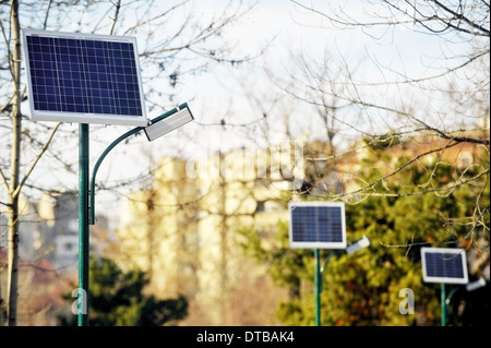 L'éclairage public du parc pôle avec panneau photovoltaïque Banque D'Images