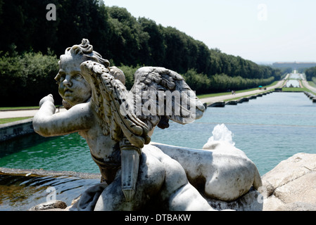 Vue arrière Fontaine Vénus Adonis à Palais Royal ou Reggia di Caserta Italie Cette fontaine sculptures collectives Banque D'Images