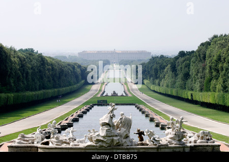 Vue arrière Fontaine Vénus Adonis à Palais Royal ou Reggia di Caserta Italie Vue de derrière de la fontaine Banque D'Images