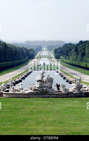 Vue arrière Fontaine Vénus Adonis à Palais Royal ou Reggia di Caserta Italie Vue de derrière de la fontaine Banque D'Images