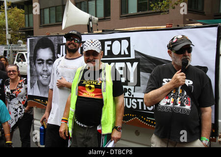 Sydney, NSW, Australie. 14 février 2014. Partisans réunis à Redfern/Waterloo sur le dixième anniversaire de la mort de TJ Hickey. Ils ont marché vers le , le Parlement et a observé deux minutes de silence à cinq emplacements pour commémorer les dix ans qu'il est mort. Photo n'est Ray Jackson (R) de l'Association autochtone de la justice sociale qui était le MC pour le TJ Hickey rallye et faire une blague mars lors d'un discours devant le Parlement européen , en s'appuyant sur Macquarie Street à Sydney. Crédit : Copyright 2014 Richard Milnes/Alamy Live News. Banque D'Images