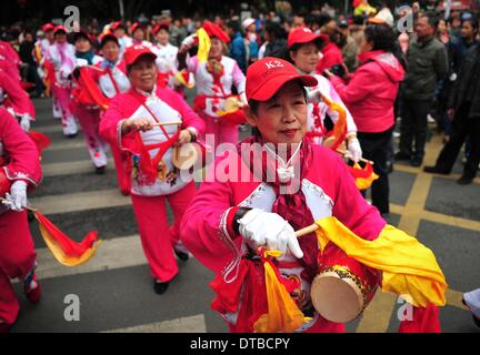 Haikou, province de Hainan en Chine. Feb 14, 2014. Les résidents de prendre part à une parade festive pour célébrer la Fête des lanternes à Haikou, capitale de la province de Hainan en Chine du sud, le 14 février 2014. La Chine a célébré le vendredi sa traditionnelle Fête des lanternes, qui tombe le 15e jour du premier mois du calendrier lunaire chinois. Depuis la Fête des lanternes est organisée à l'occasion de la première pleine lune de la nouvelle année lunaire chinoise, célébrer en accrochant des lanternes colorées, jouer à des jeux et de collecte avec les amis de manger des boulettes de riz sucré. Banque D'Images