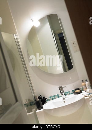 Salle de bain évier blanc Banque D'Images