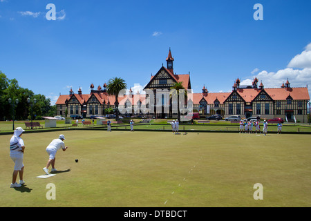 Mesdames jouant en dehors de la pétanque musée d'art et d'histoire dans l'ancien bâtiment de la chambre de bain, Rotorua, île du Nord, Nouvelle-Zélande Banque D'Images