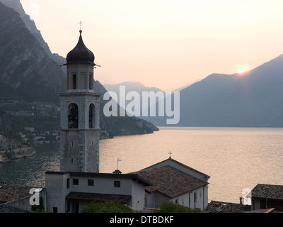 Limone sul Garda , Italie, donnant sur l'église paroissiale de San Benedetto au bord du lac Banque D'Images