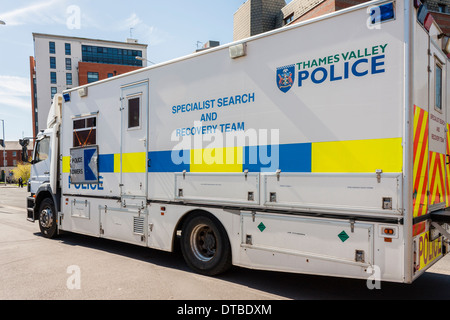 Spécialiste de la Thames Valley Police véhicule de l'équipe de recherche et de récupération. Le centre-ville de Reading, Berkshire, England, GB, au Royaume-Uni. Banque D'Images