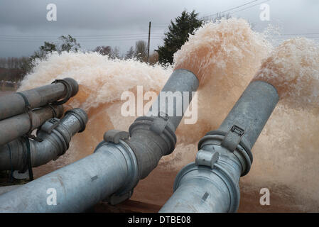 Burrowbridge, UK. Feb 13, 2014. Le pompage de l'eau de la Somerset inondées à l'aide de pompes de secours installé à Burrowbridge Crédit Paul Glendell Somerset/Alamy Live News Banque D'Images