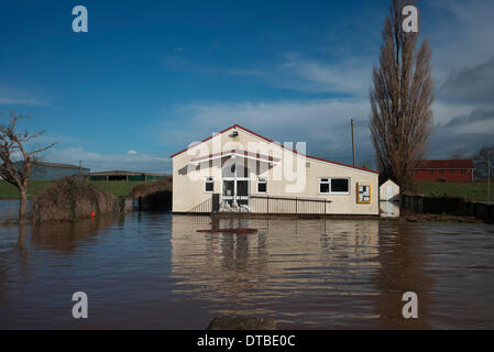 Burrowbridge, UK. Feb 13, 2014. Burrowbridge Village Hall inondé Paul Glendell Crédit/Alamy Live News Banque D'Images