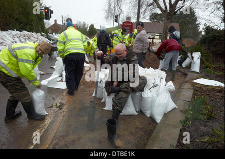 Burrowbridge, UK. Feb 13, 2014. Remplissage de sacs de bénévoles à l'avance d'une nouvelle vague dans l'eau à Burrowbridge Somerset Levels Paul Glendell Crédit/Alamy Live News Banque D'Images