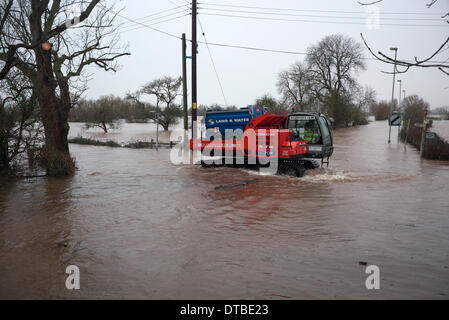 Burrowbridge, UK. Feb 13, 2014. À l'aide de l'Agence de l'environnement porteur pour transporter le carburant à la pompe d'urgence installé à Burrowbridge pour pomper l'eau des crues du Somerset Levels Paul Glendell Crédit/Alamy Live News Banque D'Images
