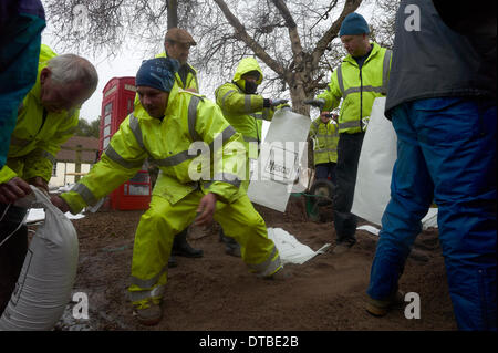 Burrowbridge, UK. Feb 13, 2014. Remplissage de sacs de bénévoles à l'avance d'une nouvelle vague dans l'eau à Burrowbridge Somerset Levels Paul Glendell Crédit/Alamy Live News Banque D'Images