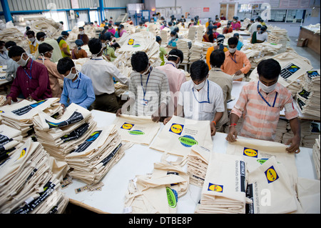 L'INDE Miraj , Esteam usine textile de produire des sacs en coton pour le commerce équitable dans les pays occidentaux, l'escompteur ici ligne de production pour supermarché Lidl d'escompteur allemand, les femmes travaillant à des machines à coudre Banque D'Images