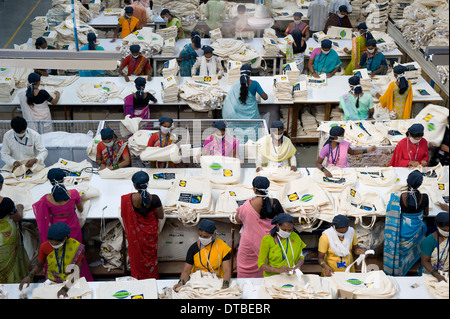 L'INDE Miraj , Esteam usine textile de produire des sacs en coton pour le commerce équitable dans les pays occidentaux, l'escompteur ici ligne de production pour supermarché Lidl d'escompteur allemand, les femmes travaillant à des machines à coudre Banque D'Images