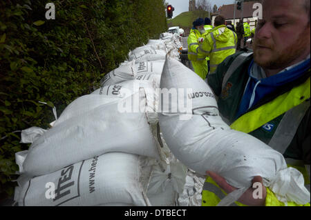 Burrowbridge, UK. Feb 13, 2014. Remplissage de sacs de bénévoles à l'avance d'une nouvelle vague dans l'eau à Burrowbridge Somerset Levels Paul Glendell Crédit/Alamy Live News Banque D'Images