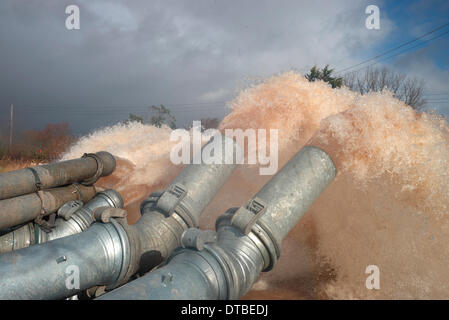 Burrowbridge, UK. Feb 13, 2014. Le pompage de l'eau de la Somerset inondées à l'aide de pompes de secours installé à Burrowbridge Crédit Paul Glendell Somerset/Alamy Live News Banque D'Images