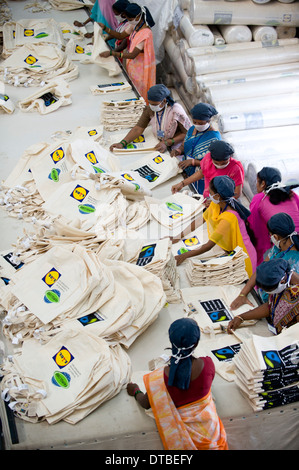 L'INDE Miraj , Esteam usine textile de produire des sacs en coton pour le commerce équitable dans les pays occidentaux, l'escompteur ici ligne de production pour supermarché Lidl d'escompteur allemand, les femmes travaillant à des machines à coudre Banque D'Images