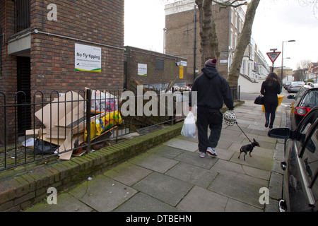 Royaume-uni, Londres : biens abandonnés et d'ordures sont fly fait pencher sur un domaine à Islington, au nord de Londres. Banque D'Images