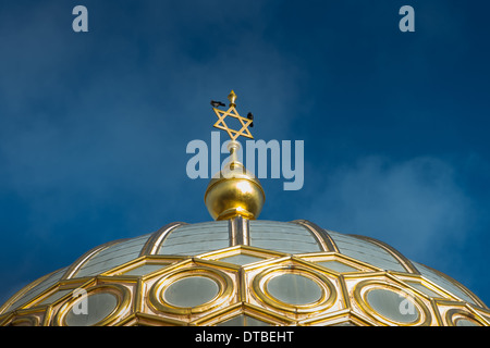 Berlin, Allemagne , flèche de la nouvelle synagogue dans Oranienburger Strasse avec les choucas Banque D'Images