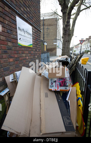 Royaume-uni, Londres : biens abandonnés et d'ordures sont fly fait pencher sur un domaine à Islington, au nord de Londres. Banque D'Images