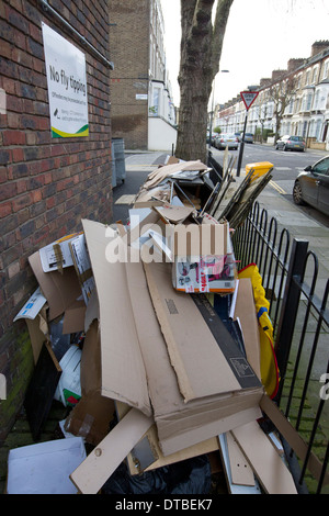 Royaume-uni, Londres : biens abandonnés et d'ordures sont fly fait pencher sur un domaine à Islington, au nord de Londres. Banque D'Images