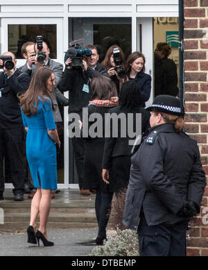 Northolt High School, Londres, Royaume-Uni. Feb 14, 2014. La duchesse de Cambridge (à gauche) arrive à Northolt High School, Londres, pour ouvrir la nouvelle salle d'art de l'ICAP. Vendredi 14 avril 2014. Crédit : Guy Wells/Alamy Live News Banque D'Images