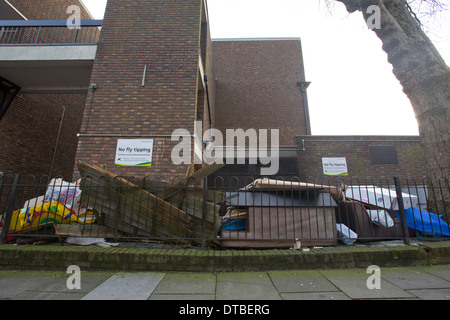 Royaume-uni, Londres : biens abandonnés et d'ordures sont fly fait pencher sur un domaine à Islington, au nord de Londres. Banque D'Images