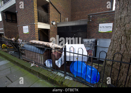 Royaume-uni, Londres : biens abandonnés et d'ordures sont fly fait pencher sur un domaine à Islington, au nord de Londres. Banque D'Images